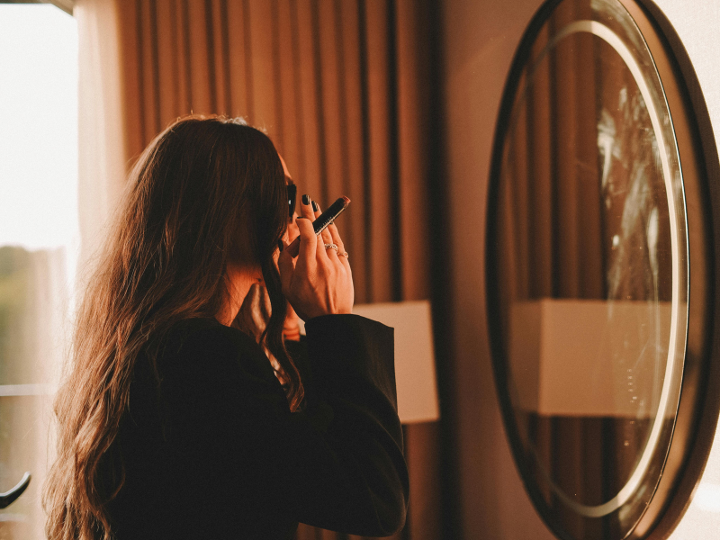 glow up instructions- girl looking into the mirror